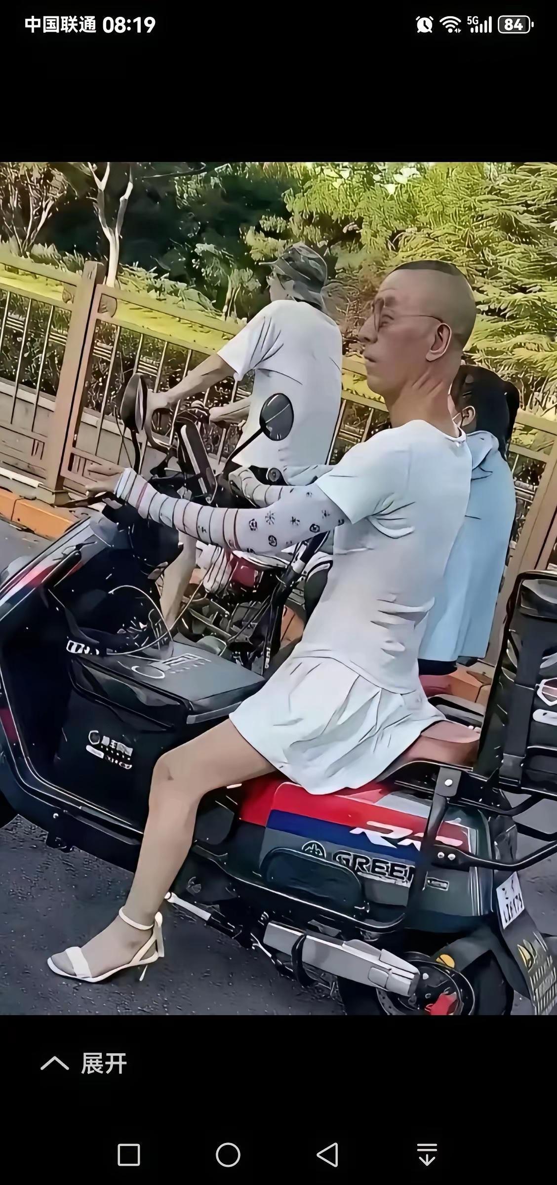 这算不算“投错胎”了
还是故意“耍怪”博取流量呢
如果投错胎了，可以去泰国试一下