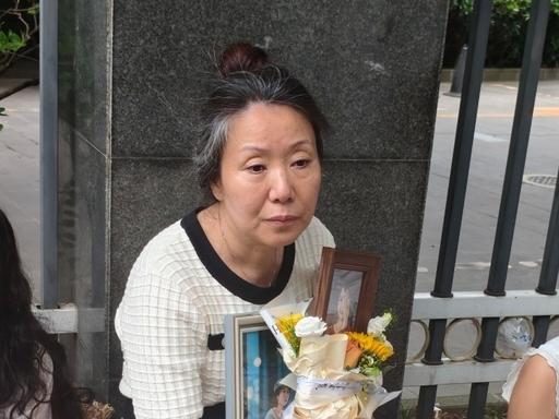 6月16号这天，四川省高院门口发生了一件让所有人看了都心疼的事。成都27岁女孩王