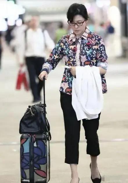 55岁周涛素颜出镜，打扮朴素和路人大妈没差别。印花衬衫配九分裤简单清爽，舒适自然