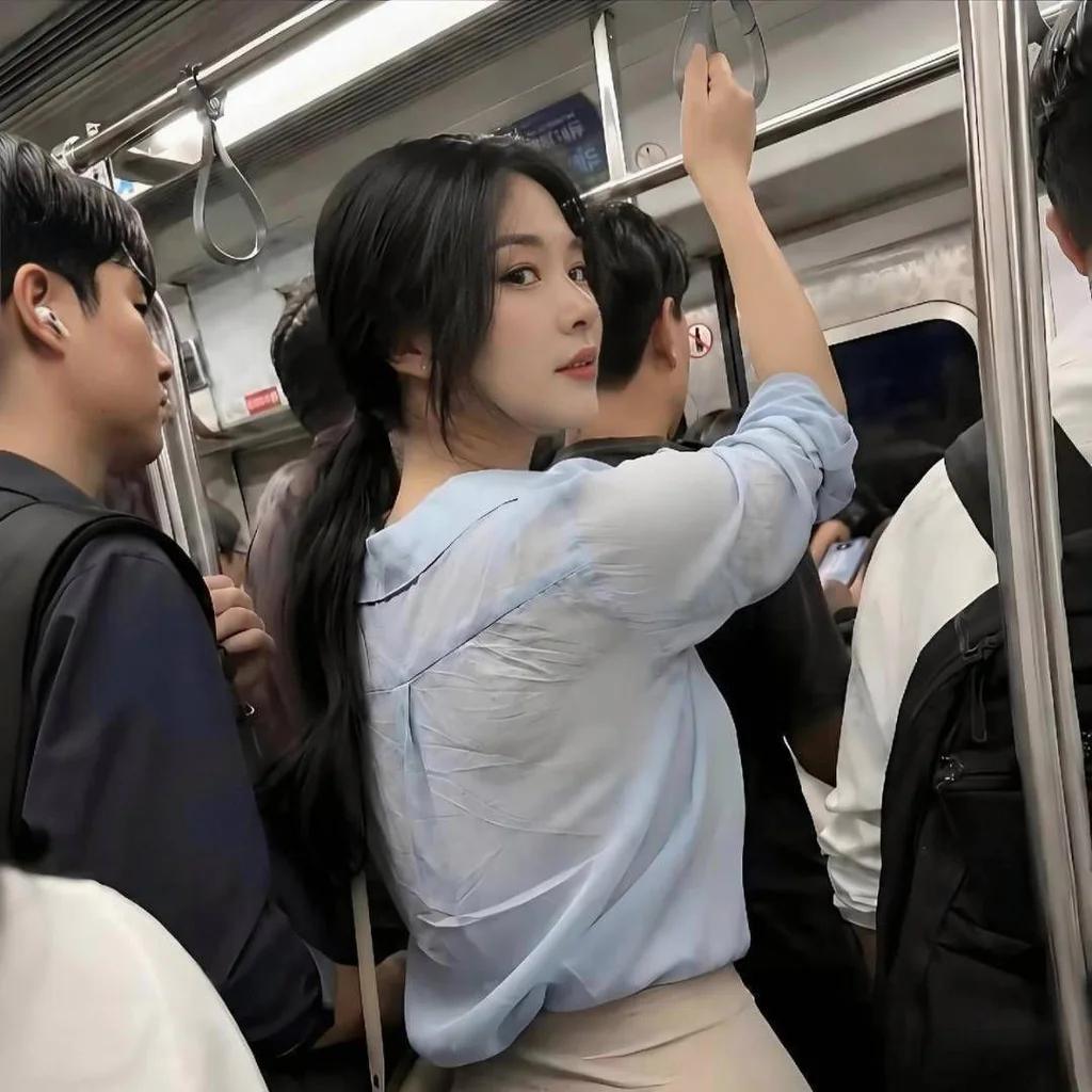 上班早高峰地铁上
