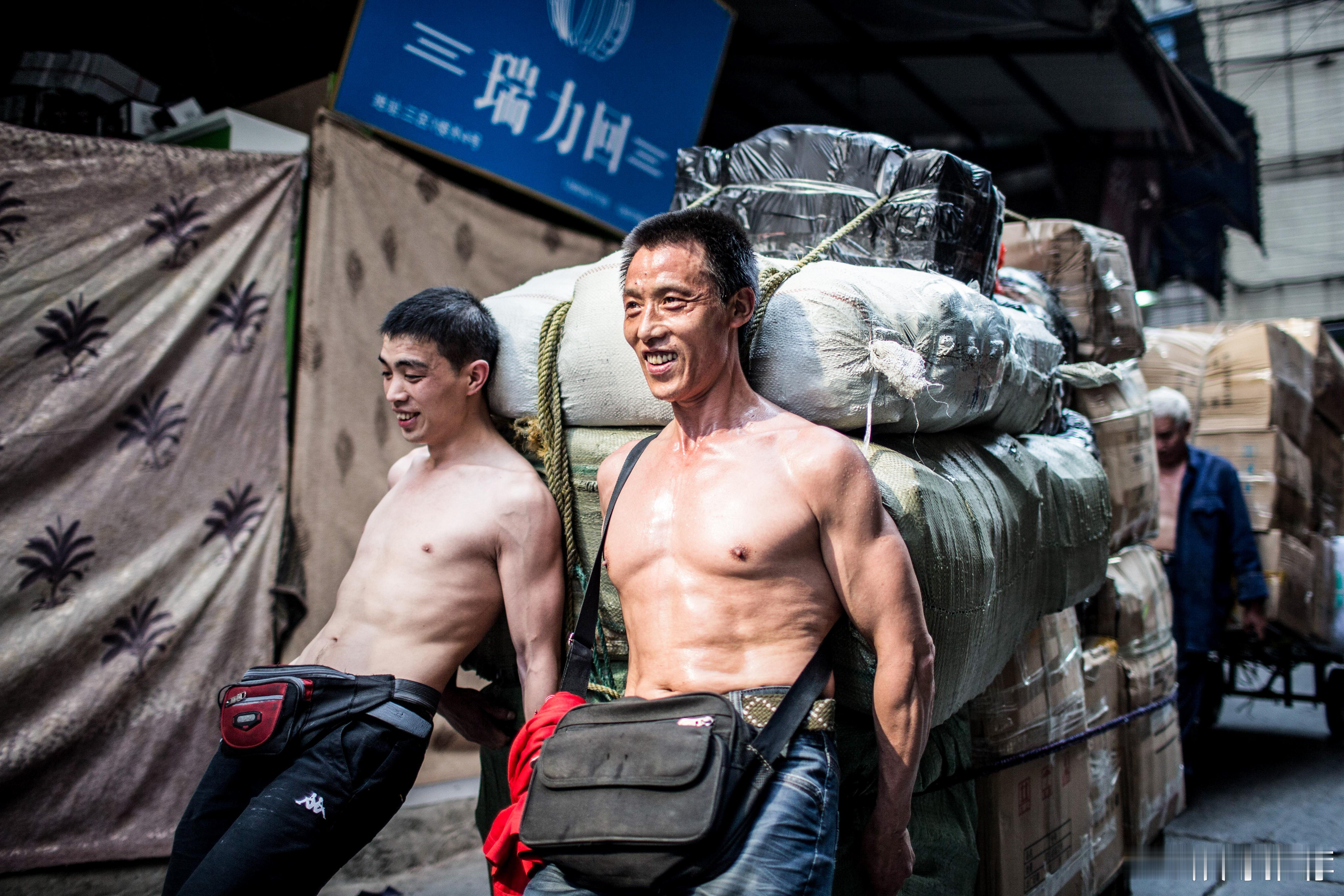 重庆棒棒15年扛货1万吨行走1.5亿步  摄影师谈火遍全网重庆棒棒父子背后故事 