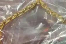 男子掉落6万金链，被高速收费员捡到近日，浙江湖州一男子下高速缴费时，价值6万元的