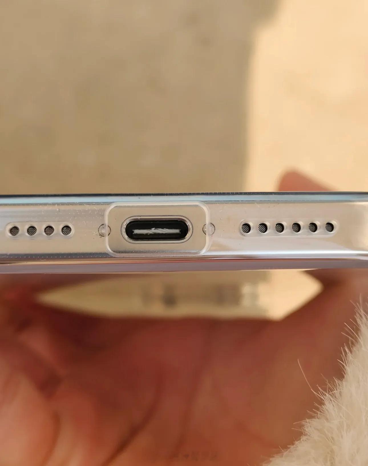 只因妹子用了安卓数据线充电，把iPhone 16 Pro的C口舌片弄裂了，第一次