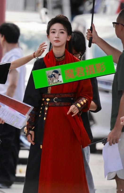 吴谨言《江山为聘》出妆造型中的服饰纹样暗藏巧思，花鸟图案的刺绣生动鲜活，分布在衣
