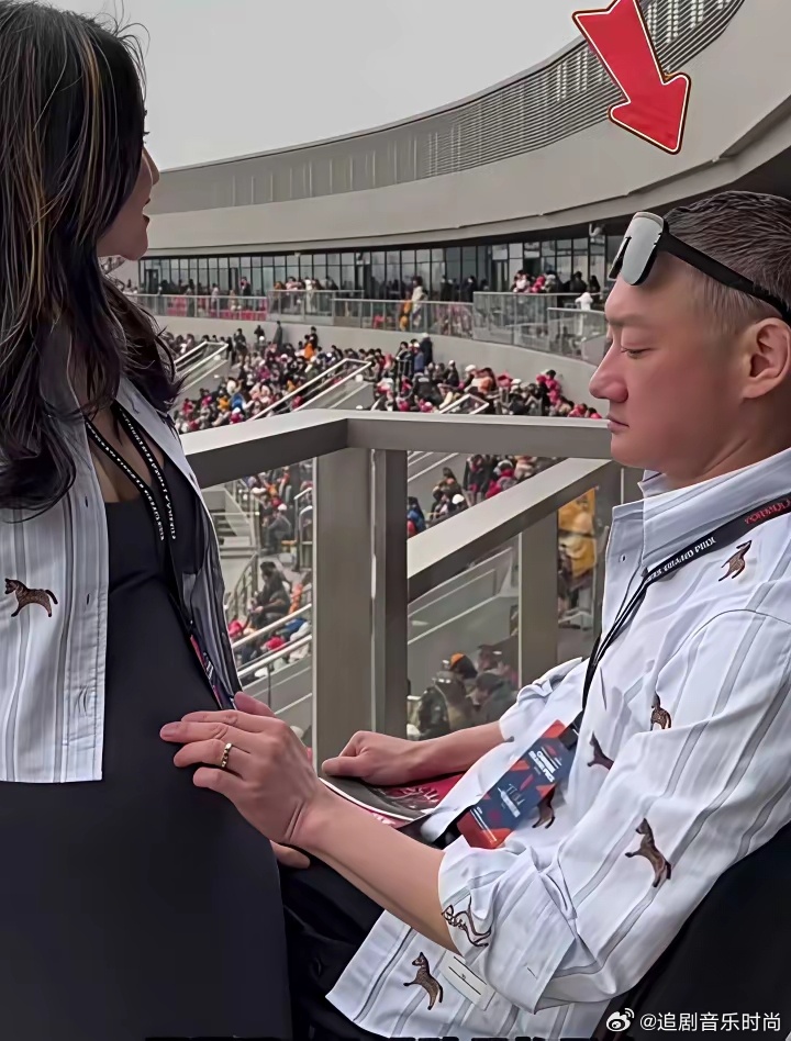 昔日京城四少的汪雨在体育馆观看球赛现场抚摸小18岁妻子孕肚时的一幕。小娇妻非常漂