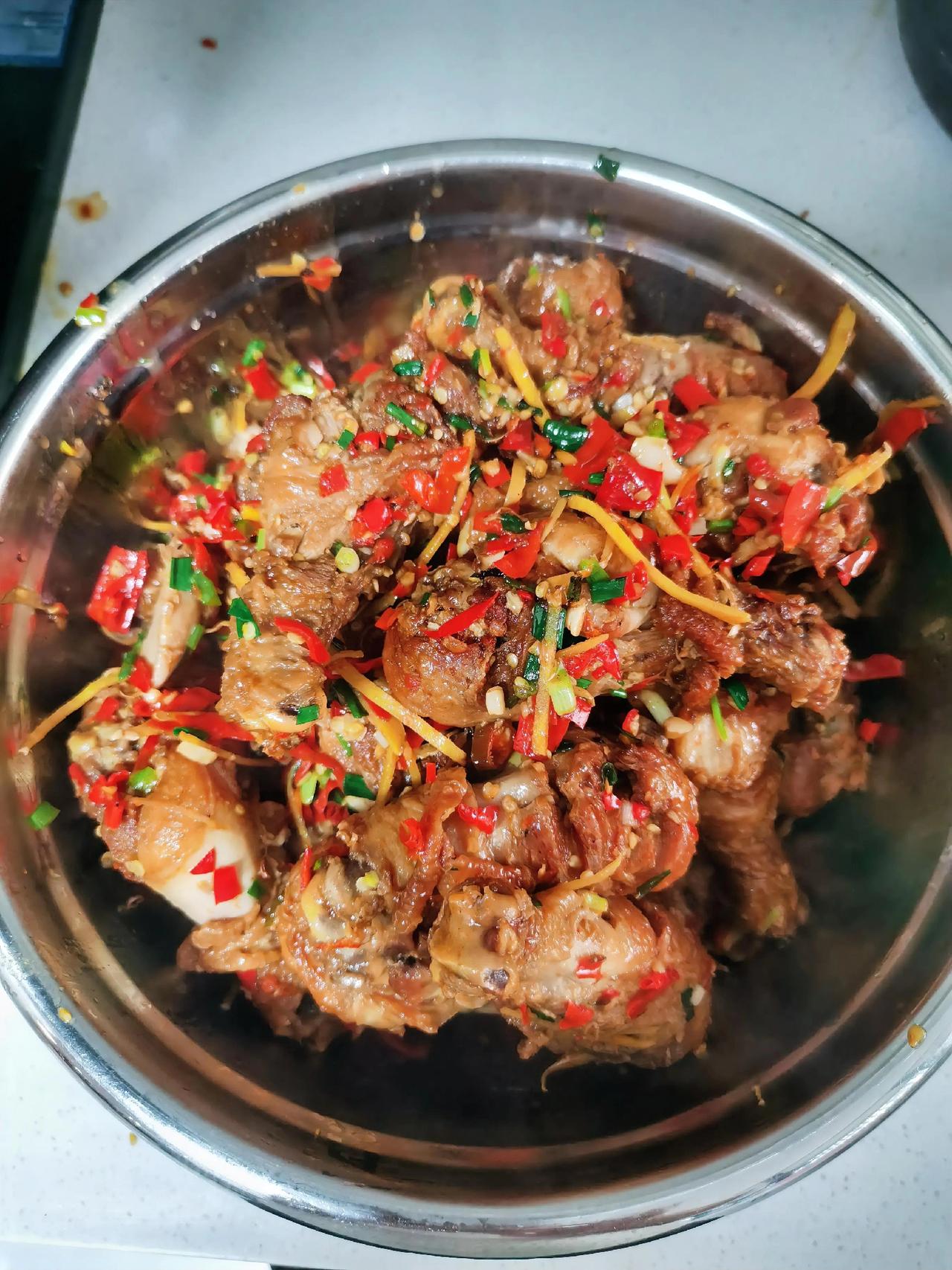 今日食堂家常菜谱：
红烧鸡腿
金玉满堂
丝瓜蛋汤。

人生从来都不完美，各有各的