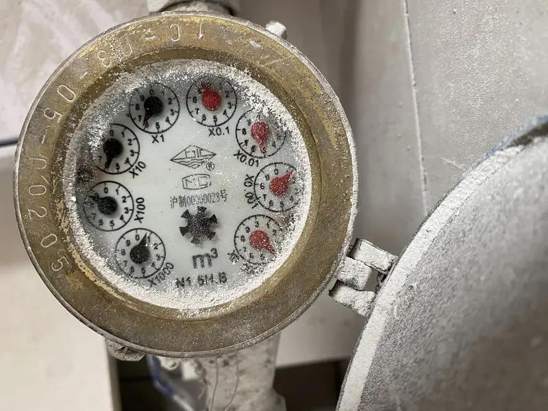 1月21日浙江宁波，新房没住过人收到水费催缴单，换水表后仍每天0.2吨？张女士在