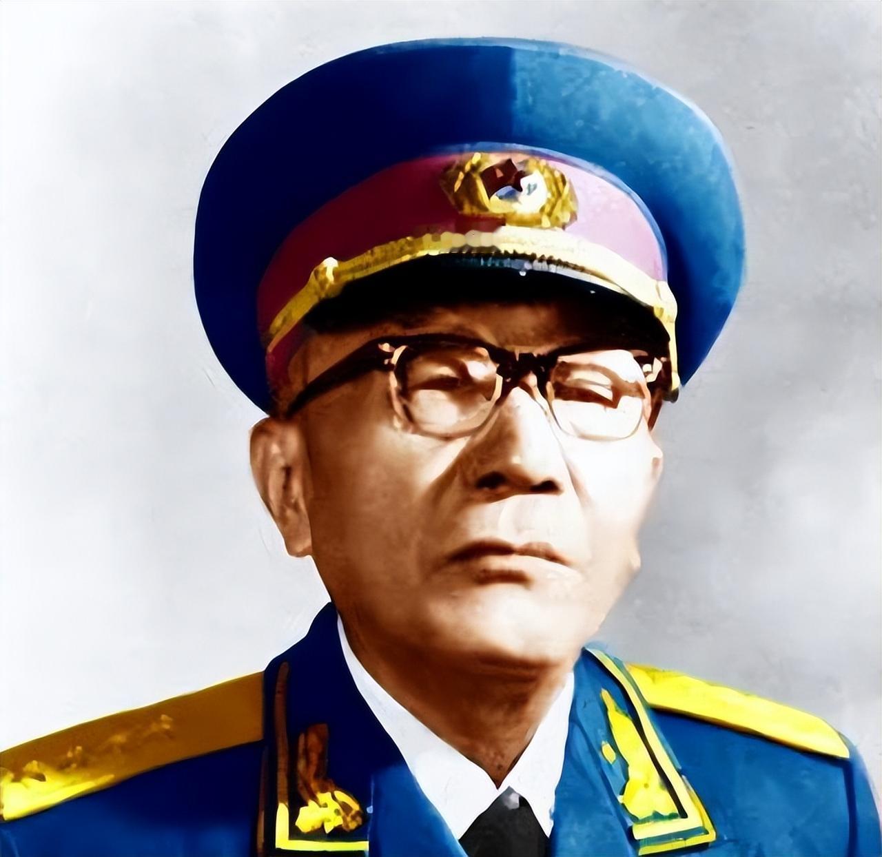 庐山会议后，彭德怀为何被摔得这么狠？黄克诚用一个玩笑话道出

彭德怀，这样一位功