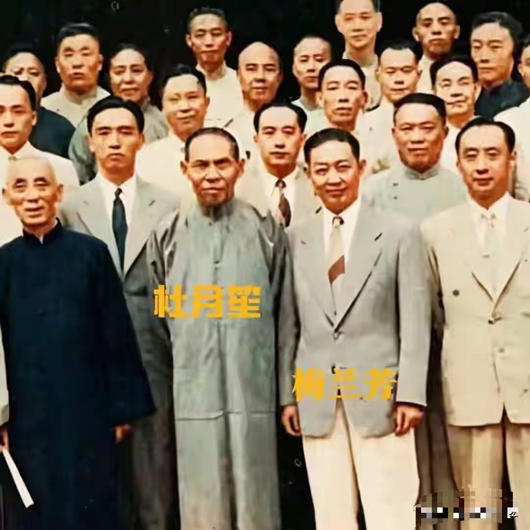 1947年，杜月笙六十大寿期间，与京剧大师梅兰芳一张罕见合影 