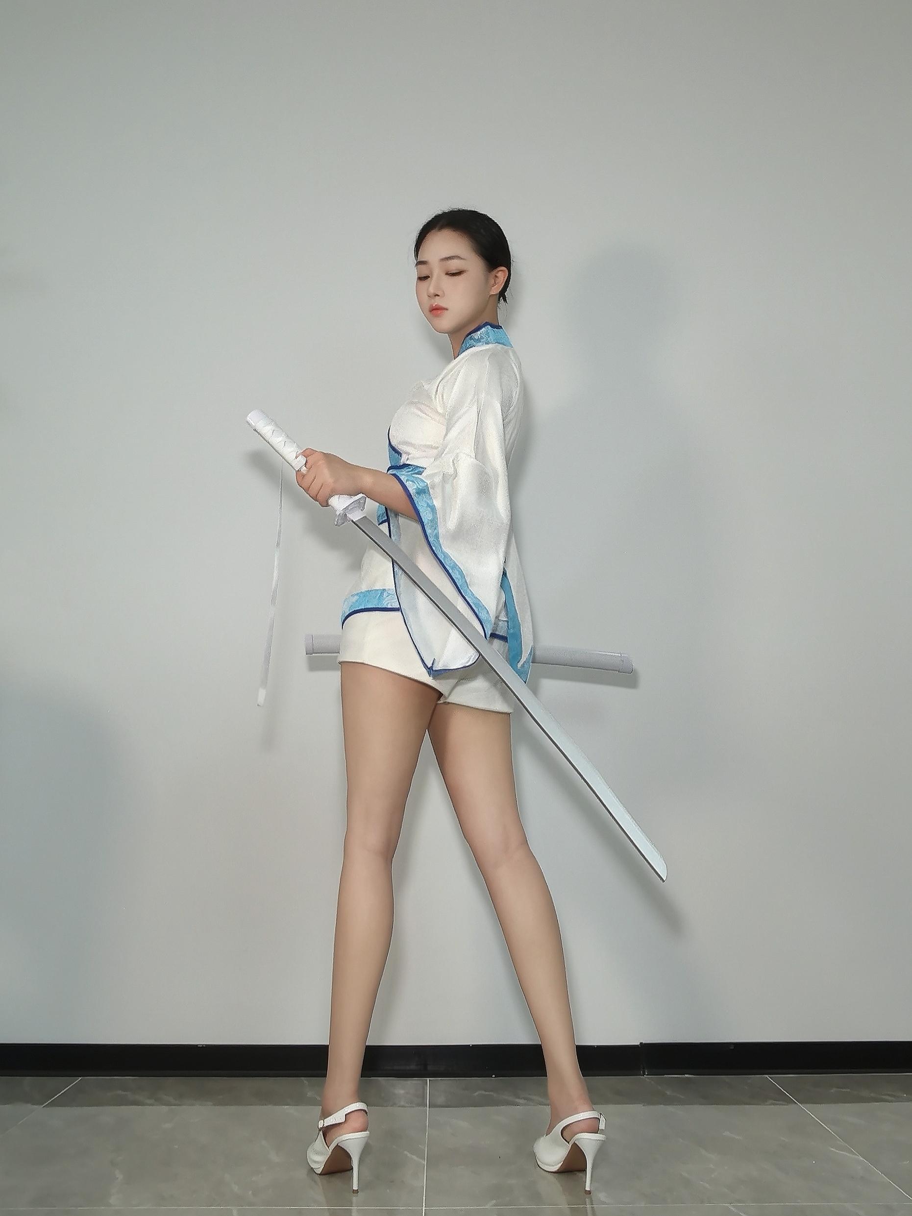 刀剑背影回眸拍照姿势指导。