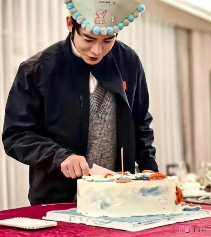 看了于适戴的那个生日帽，感觉质量不太靠谱，好像都没时间去换一个新的。

信息来源