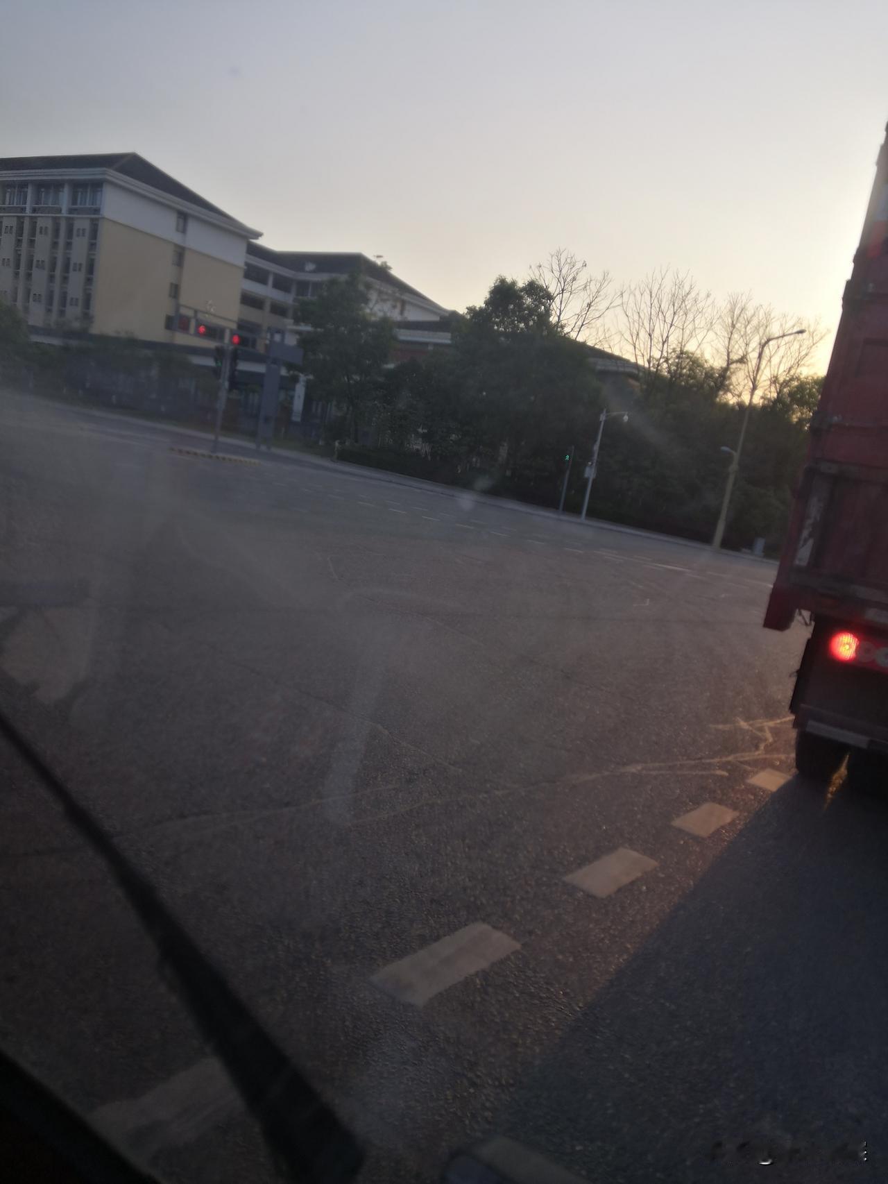 你们当地“傍晚”用方言怎么说天都快黑了，不知道你又到哪里去干什么？天黑以前能回来
