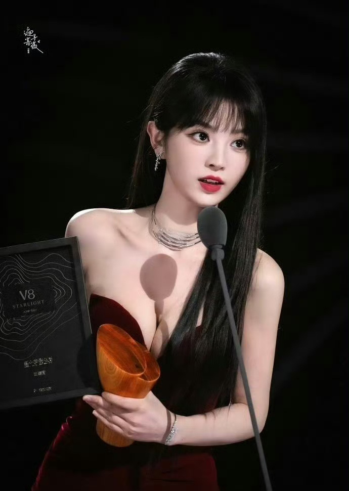 田曦薇星光大赏红裙造型真的是白月光了姐的大长腿绝了！ 