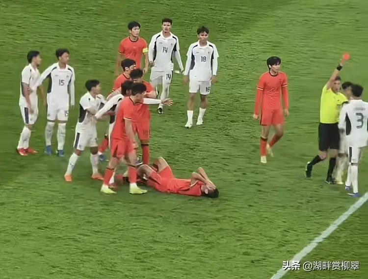 都说玄智健最后领红牌有点冤，但在激烈对抗中扒拉人家脖子，不管有意无意，客观上激化