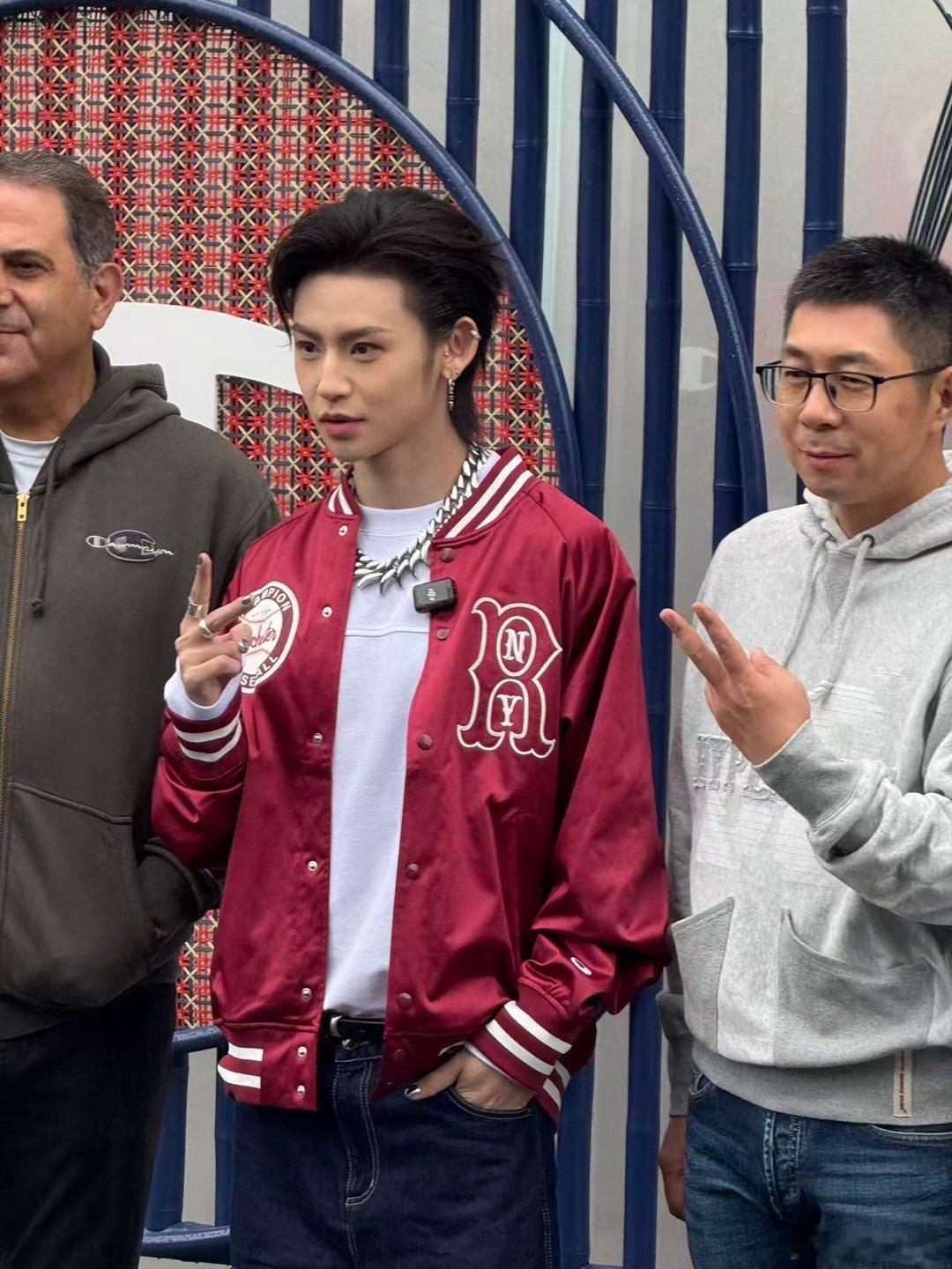 小鬼给主持人打伞小鬼把伞让给嘉宾自己淋雨 从主动为主持人打伞，到把伞让给嘉宾自己