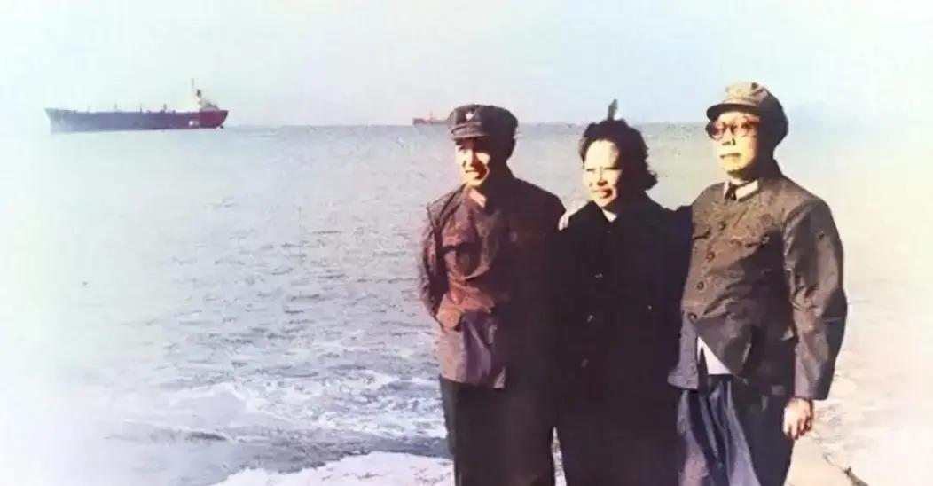1983年，萧华将军与夫人王新兰看望当海军的儿子萧云，在海边留下这张全家福合影。