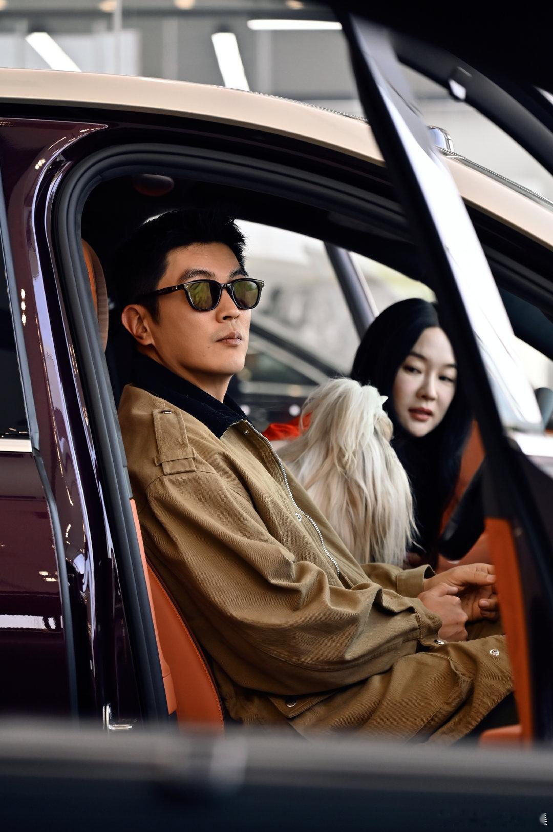 霍思燕杜江北京车展现场下订 褪去明星光环，霍思燕杜江就是一对认真选车的普通父母。