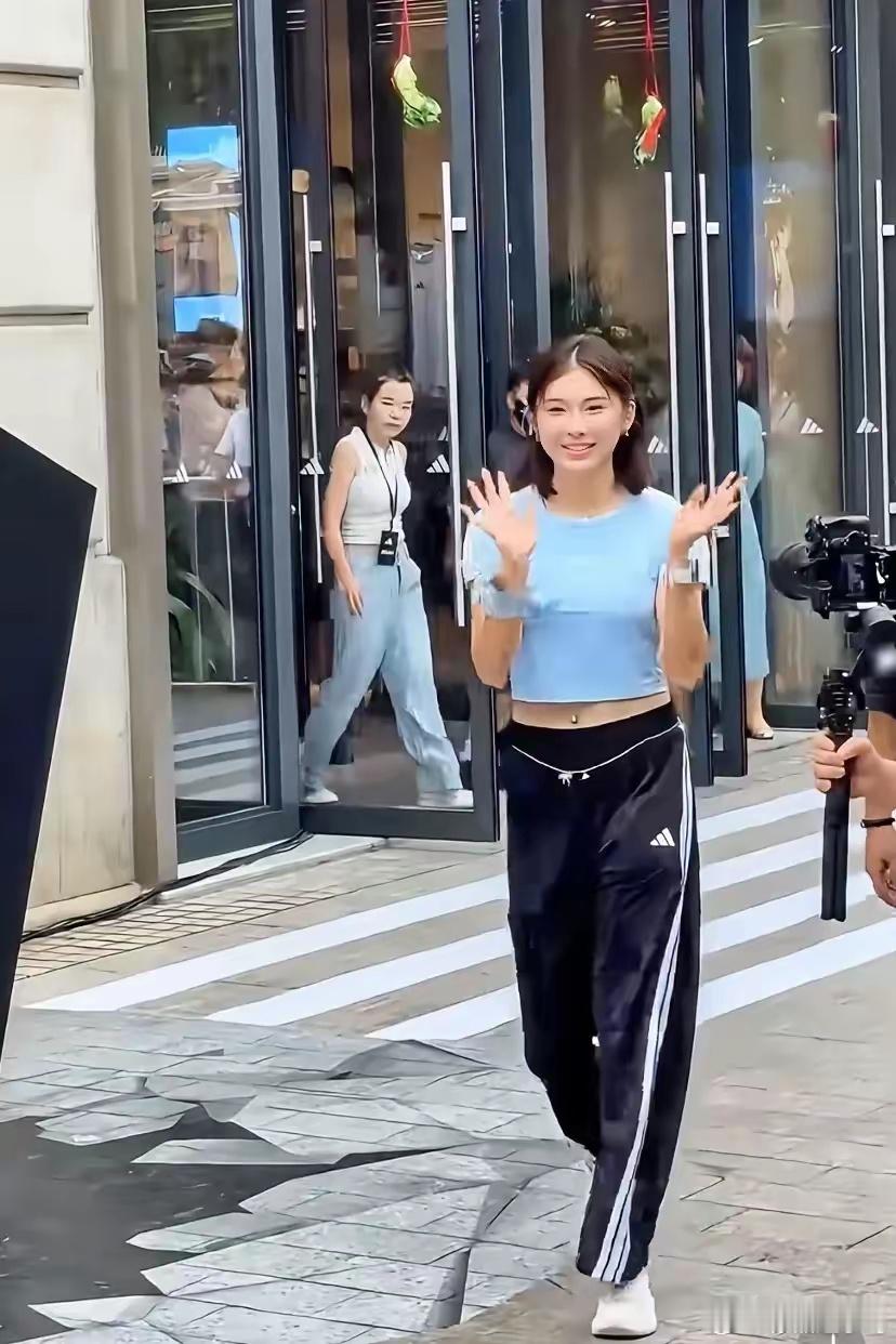 吴燕妮最新活动造型上下同宽，无腰线，超级壮实 ​​​