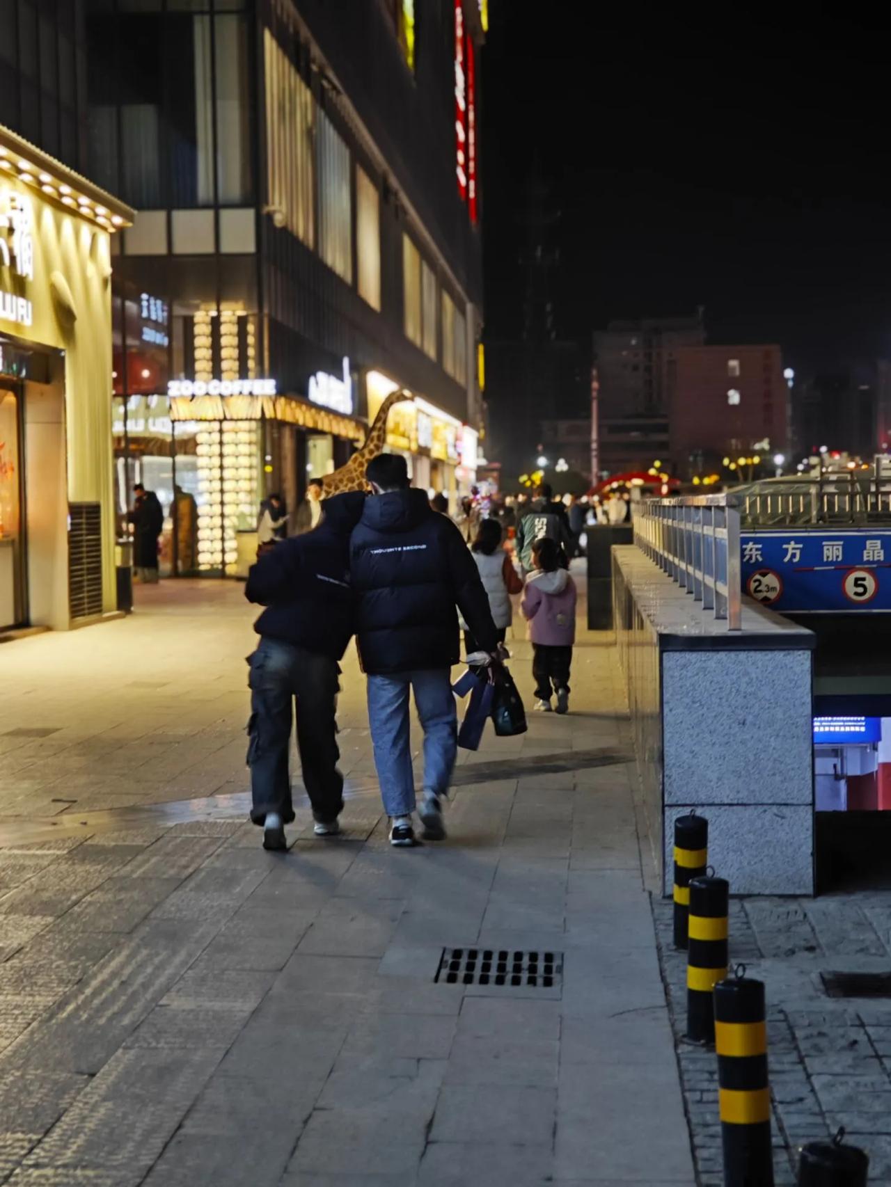 今生今世，我最后悔的事，就是为了爱情，远嫁他乡。从此，我就像一只飘零的落叶，再也