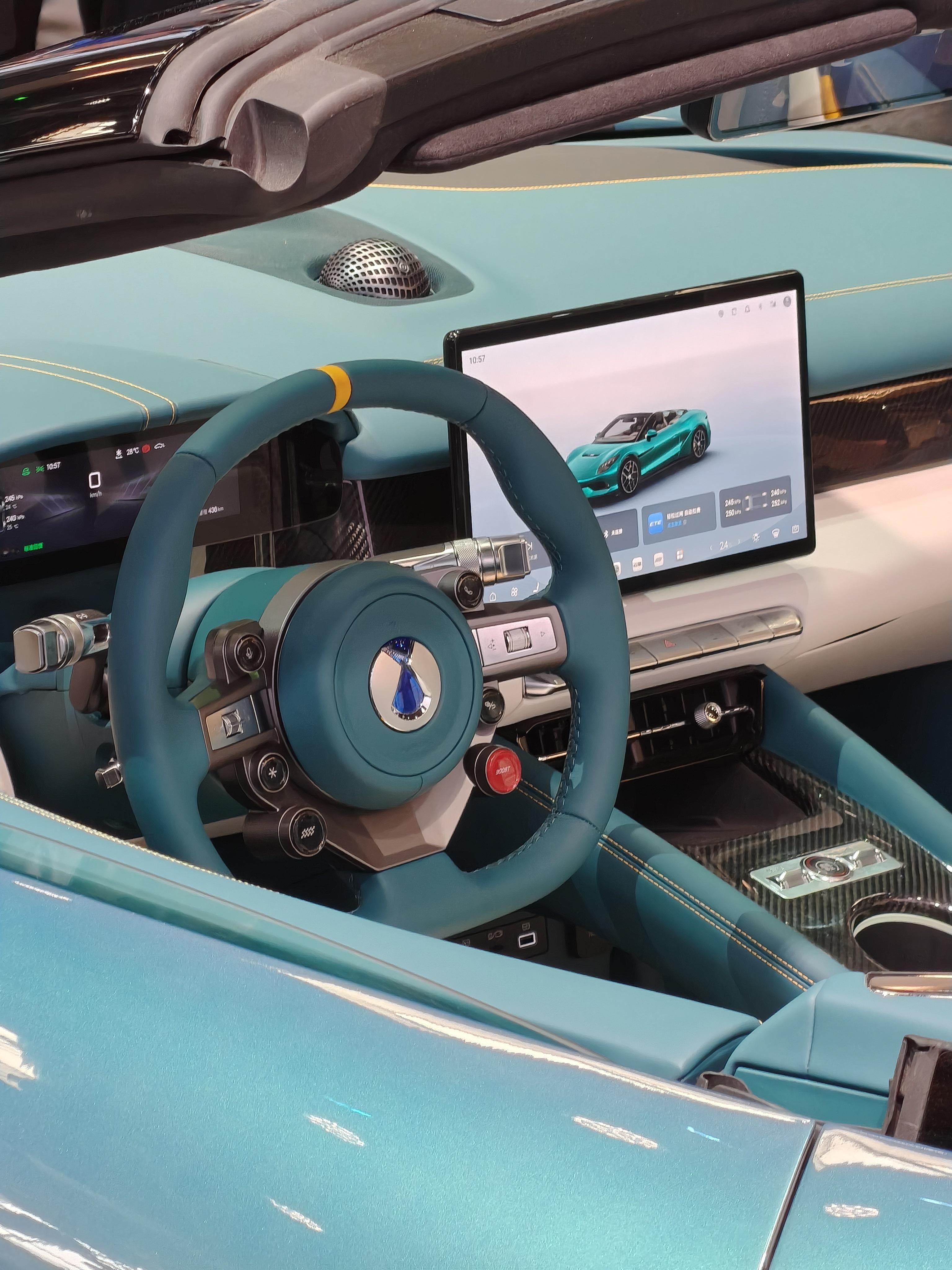 兄弟们，腾势Z这颜值，也忒帅了吧！两门四座软顶敞篷，国产超跑！智驾数码团北京车展