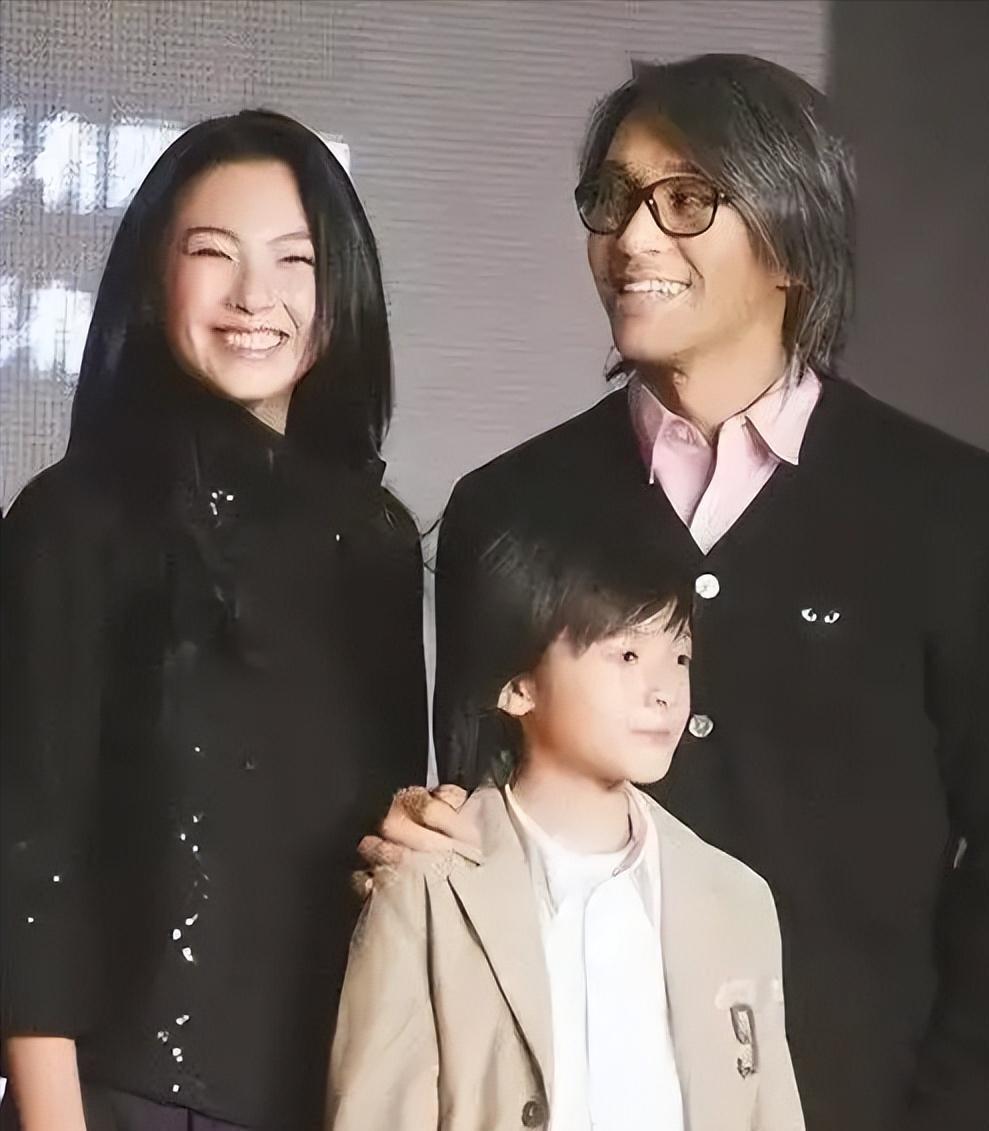 票房逆势走高！《功夫女足》热度狂飙乱象频出，李诚儒被网暴仅仅只是开端 