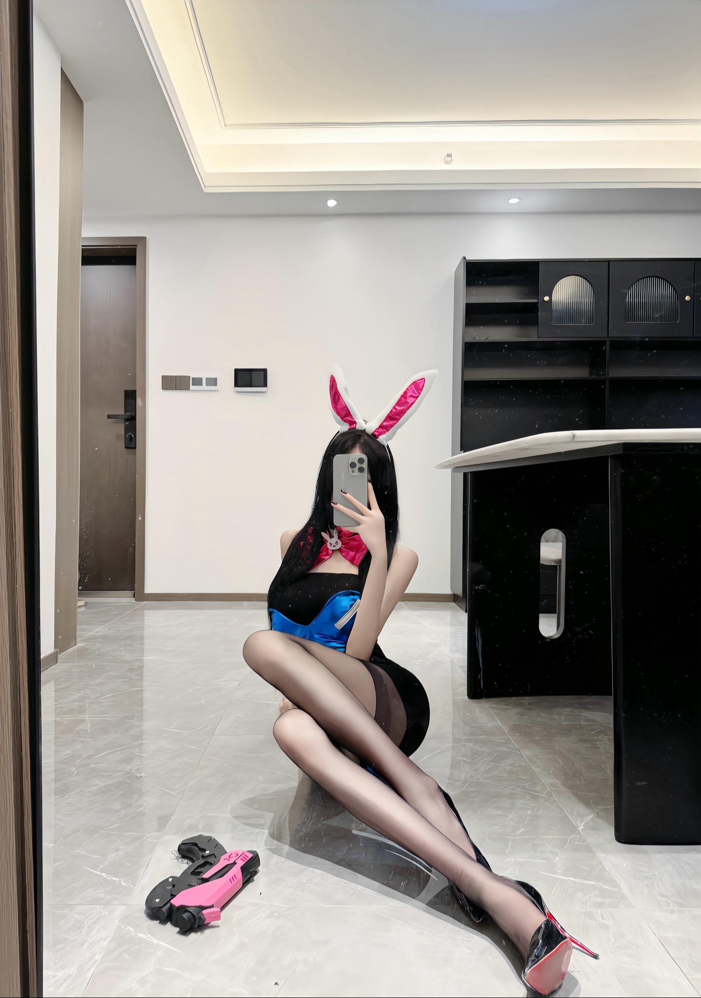老婆和老公去逛街 老公摔倒了 谁没摔倒。