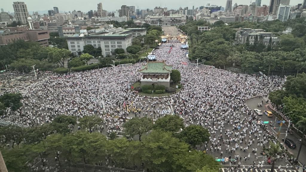 为筹725凯道反毒油经费“解定存”？郑丽文亲自回应了
致癌油风暴闹得沸沸扬扬，国
