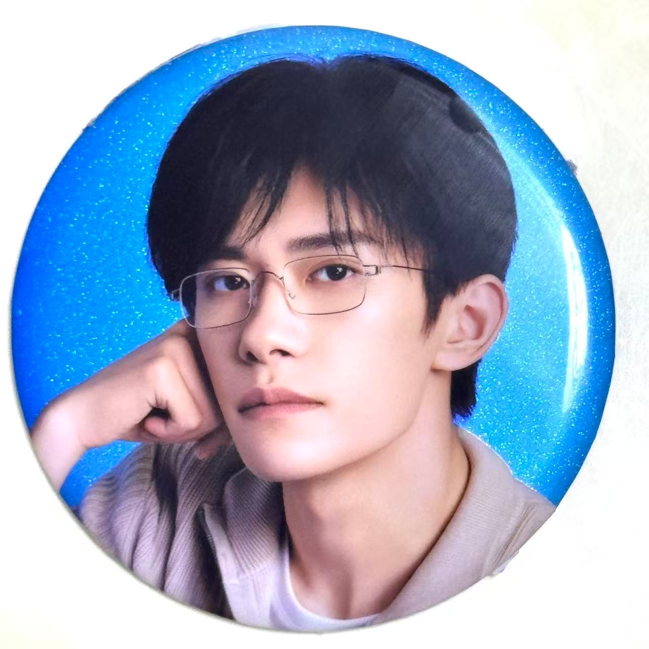 宝石蓝的易烊千玺简直是男人中的男人