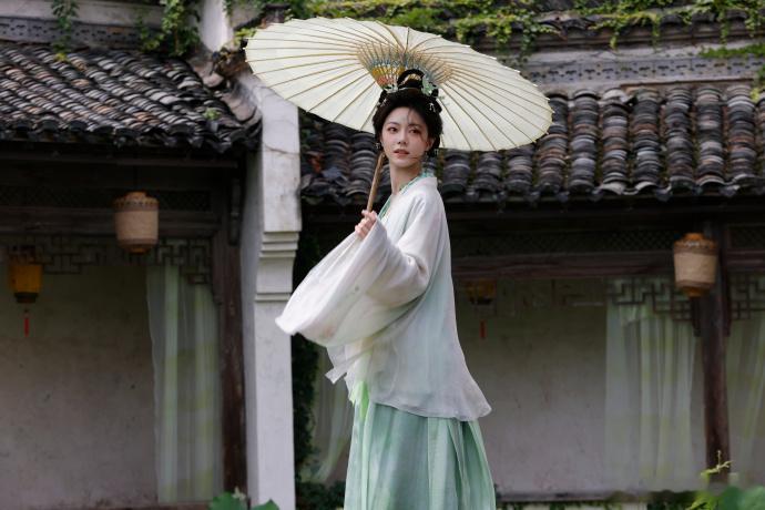 赵今麦连抬手都像楚听雨本人 以细微姿态塑造鲜活人物，以自然演绎诠释角色内核。赵今