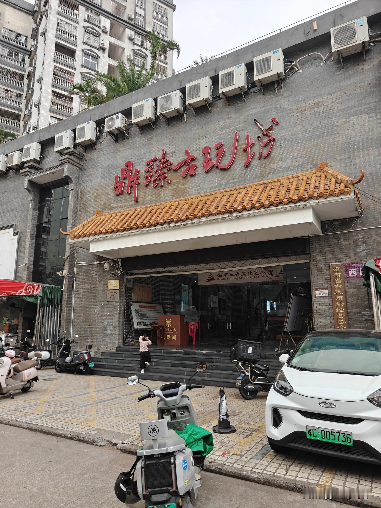 今天在海南省海口市鼎臻古玩城先转了一大圈，这里是中国最大的黄花梨产品交易市场。