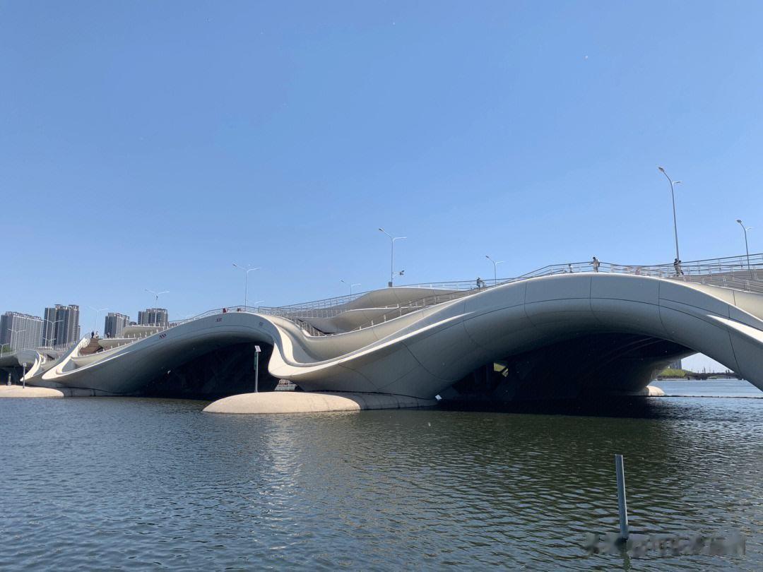  
北运河最美的桥
千荷泄露，第一次听到这个名字，很难想象它竟然是一座桥的名字。