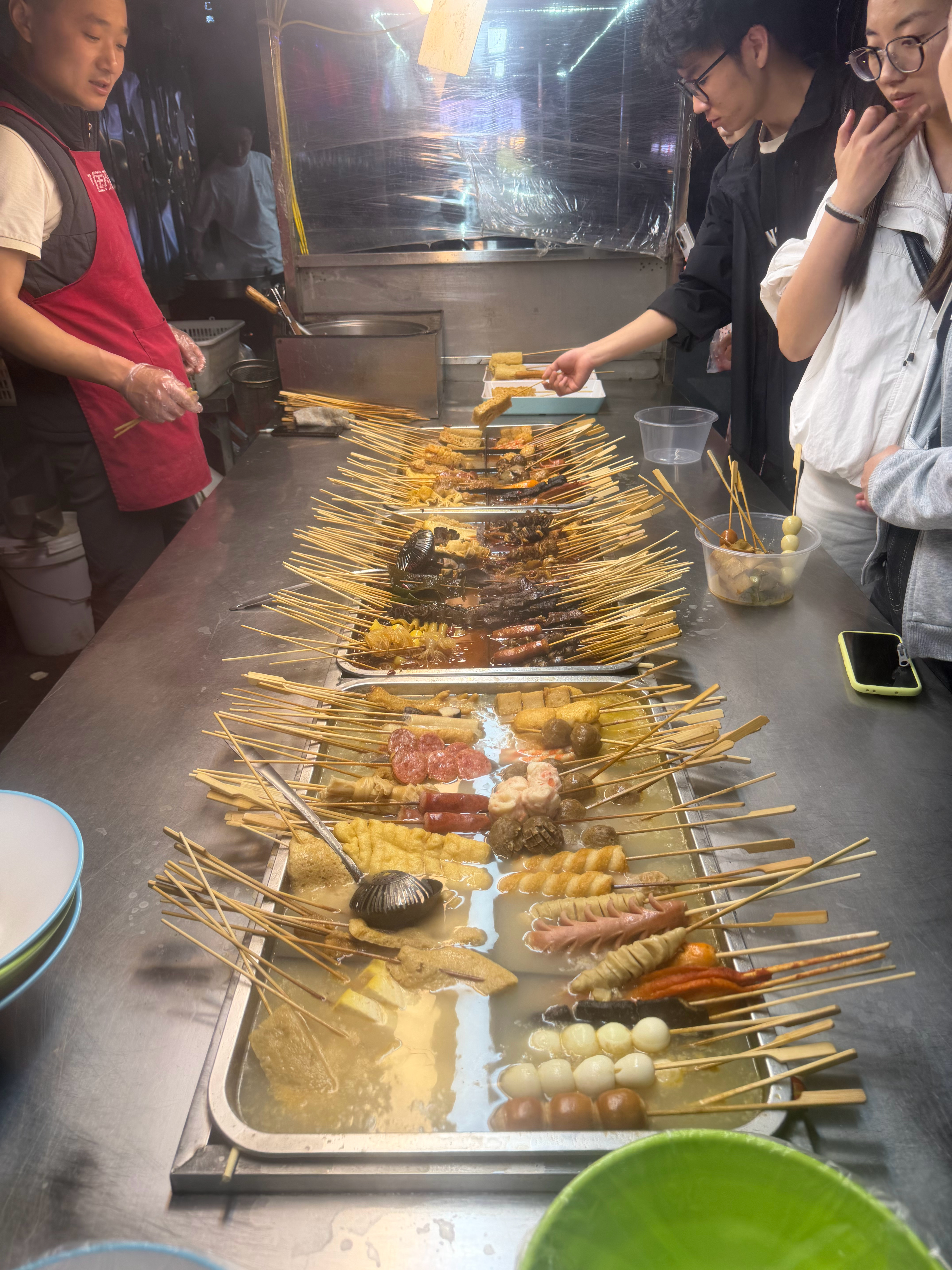 学校旁边有几个小摊都是卖这个的，他们叫北京麻辣烫，我记得以前不叫这个吧？ 