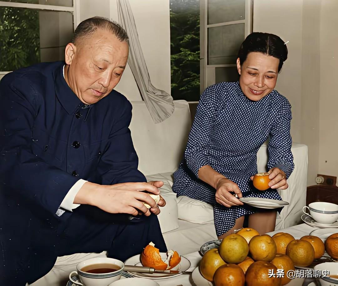画面里，穿中山装的老人正低头仔细剥着橘子，指尖的动作带着岁月沉淀的温和；旁边的女