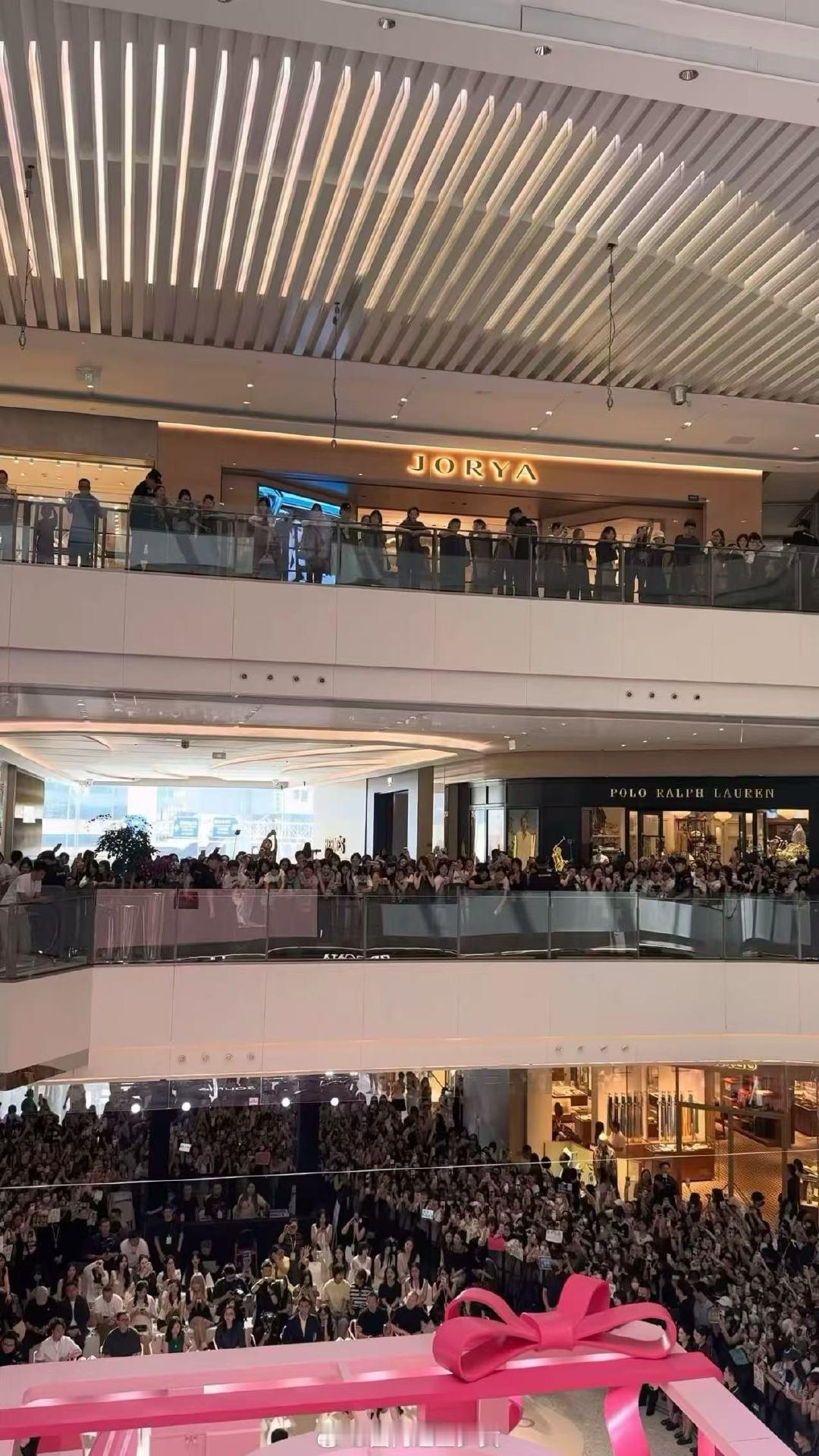 重庆快闪Soufflé礼遇时刻谁能拒绝在重庆街头偶遇