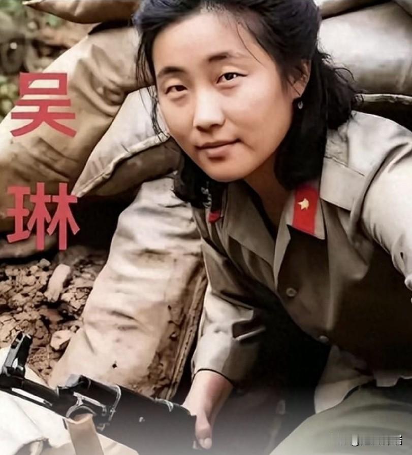她本是军区医院内科军医，备考两年研究生，却主动奔赴老山前线，最终身负重伤荣立二等
