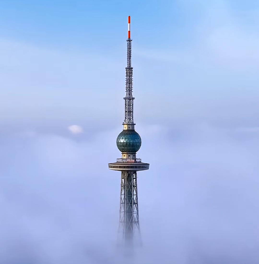 不期而来的平流雾，是给百年青岛湾最温柔的开篇，人间仙境一一青岛