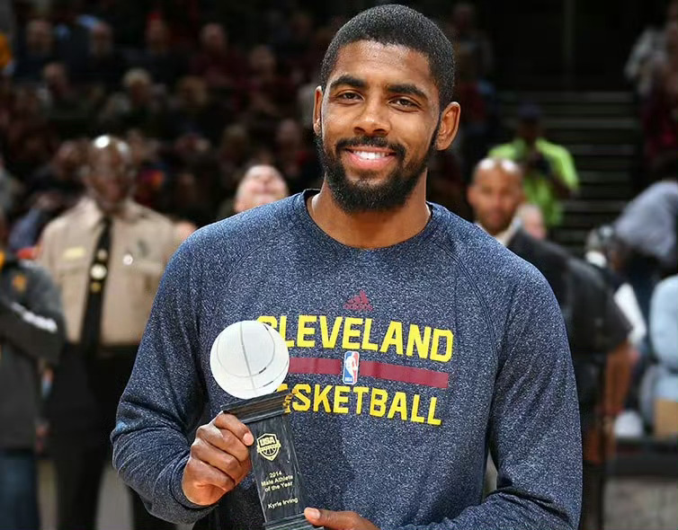 骑士欧文新赛季篮不住nba 老照片回顾你还记得欧文这是拿了什么奖项吗