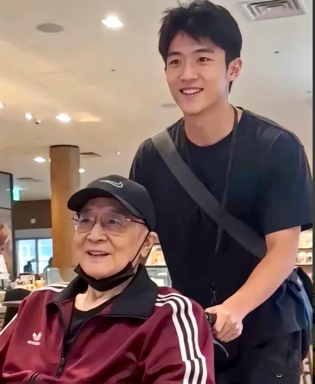 看到这爷孙俩，才知道张柏芝为谢家做了多大功劳[奸笑]