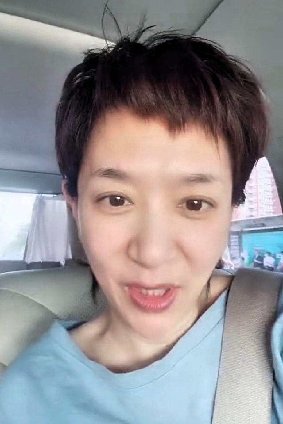 王芳坐在车里拍了一个视频，她说有人说她长的像老爸，也有人说她像老妈，然后她把镜头