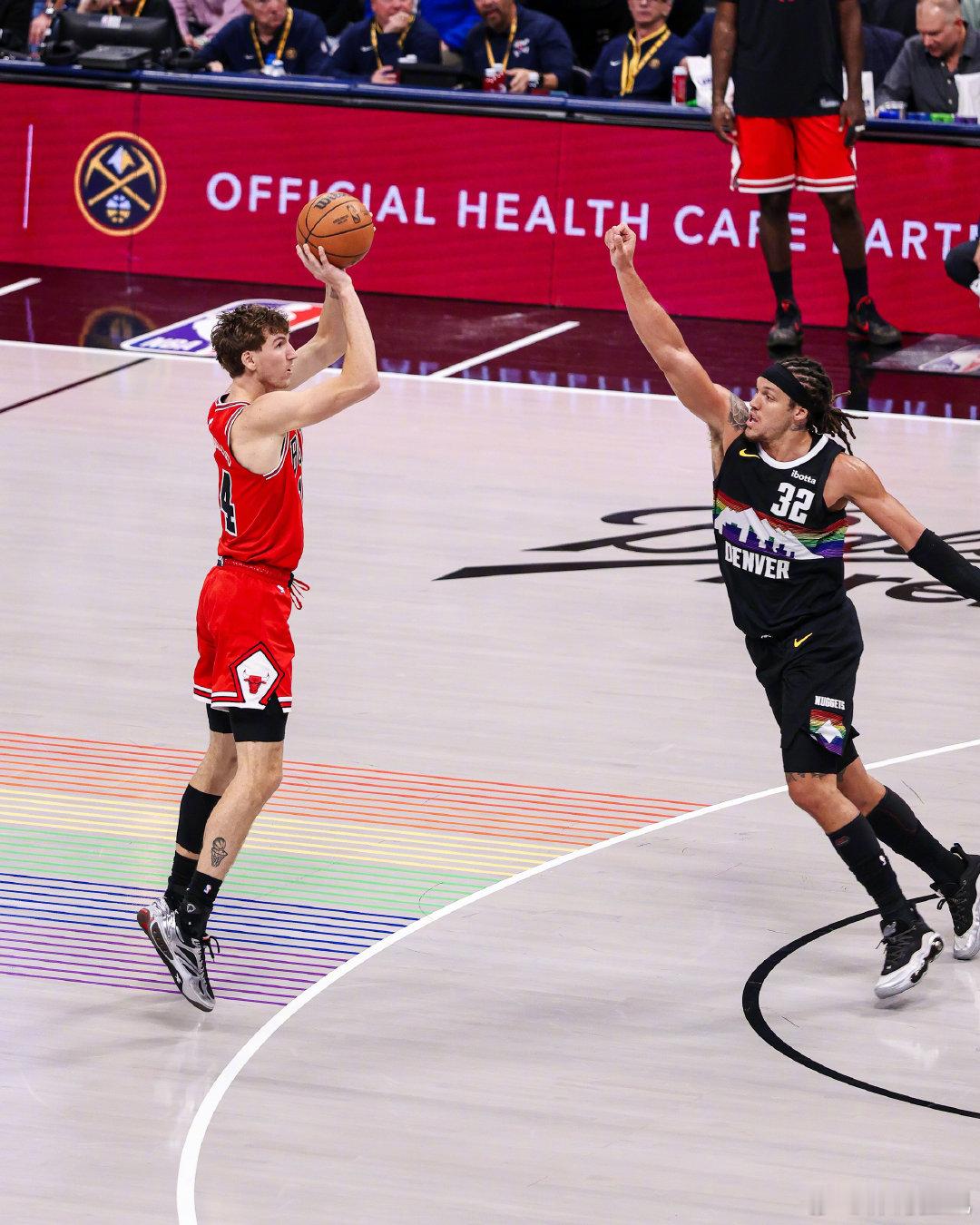 比赛进入关键时刻 为我牛加油目前比分 公牛 118-117 掘金  cr：芝加哥