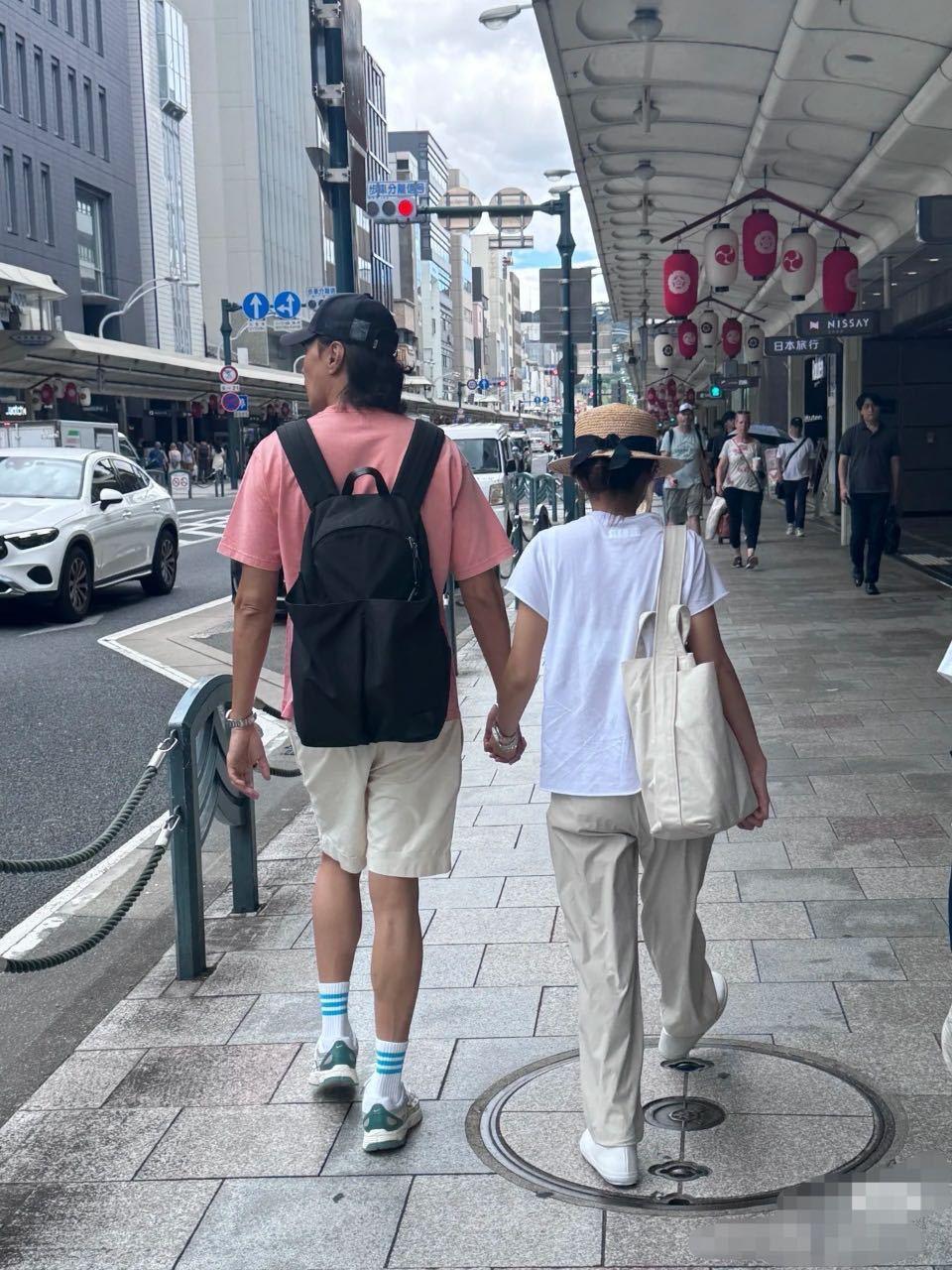 ella夫妇日本牵手逛街ella和老公日本牵手逛街街头随手一拍，都是日常里的浪漫