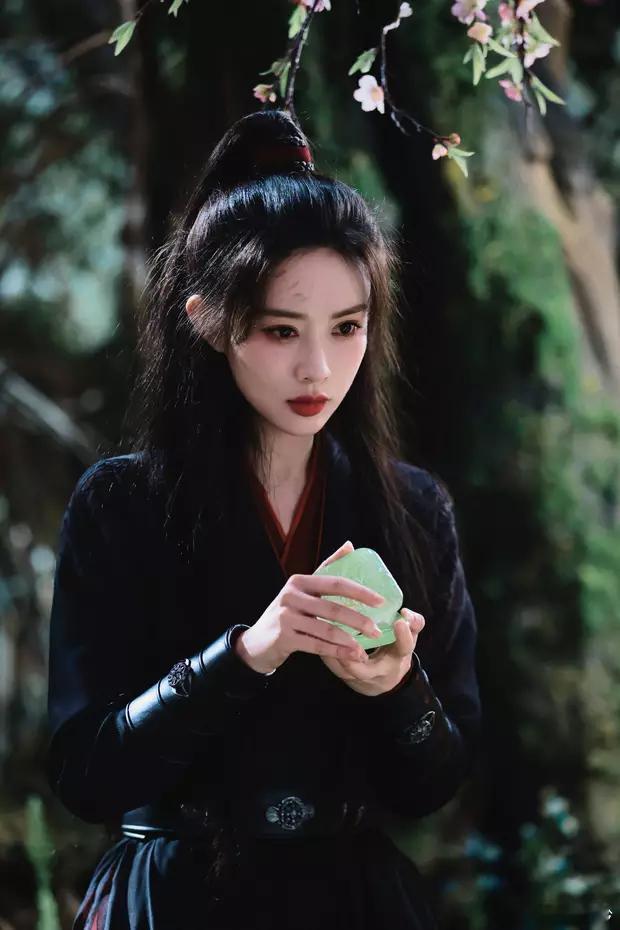 孟子义黑衣古装又酷又飒 化身侠女演绎神仙落泪 ​​​