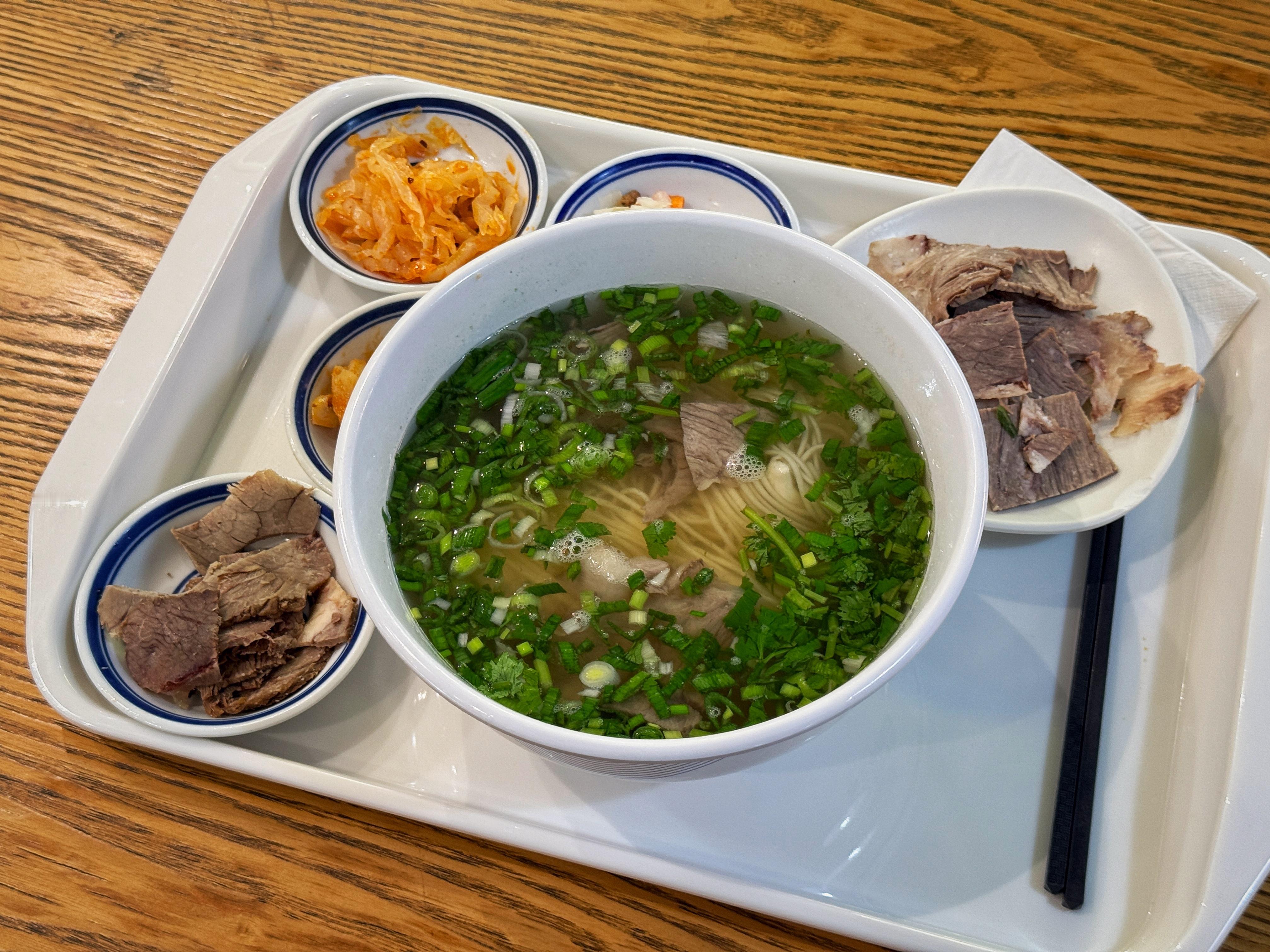 西安转机，又安排了兰州拉面🍜。但是今天看到很多朋友严正纠错，说这个是兰州牛肉面