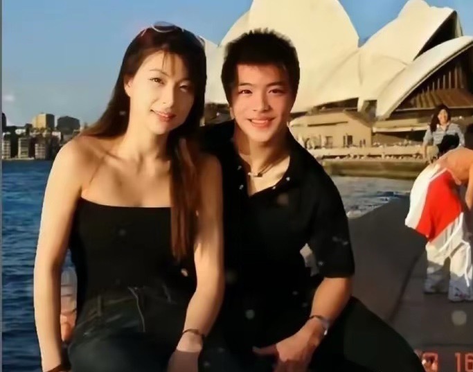 很多人以为郭晶晶长得一般，没想到她年轻时是大美人。 