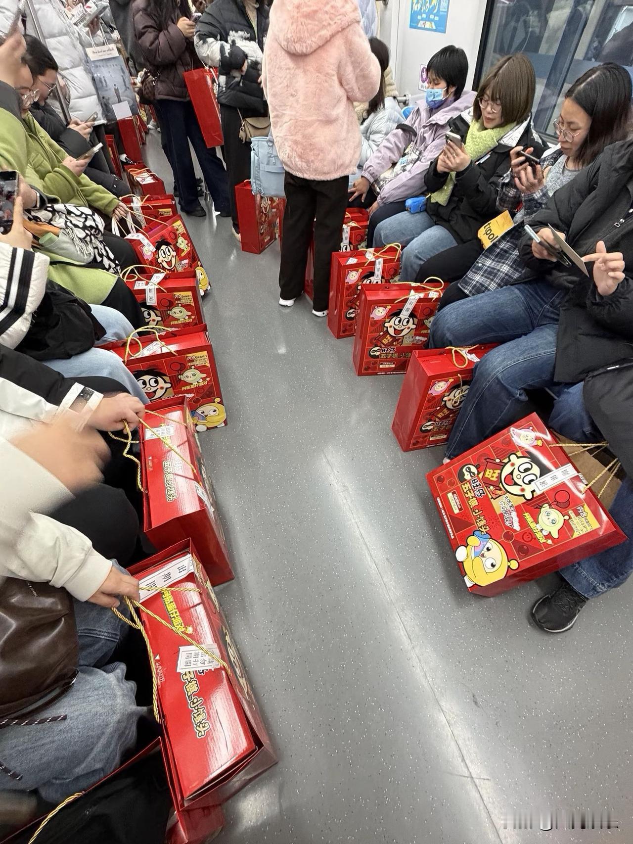 昨晚的苏州，大街上和地铁上好多人都提着旺仔礼盒，仔细打听才知道，原来是胡夏演唱会