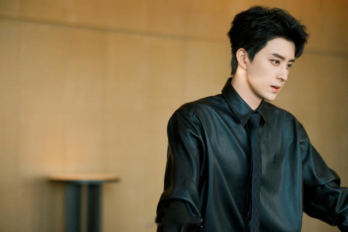 敖瑞鹏皓月殿主人间骑士  敖瑞鹏allblack骑士造型！！！黑色皮衬衫搭配领带