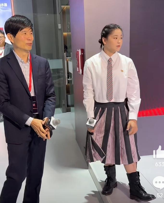 全红婵发育后胖了许多，身围也变粗了，估计她复出已不大可能。
在为商家做宣传时，她