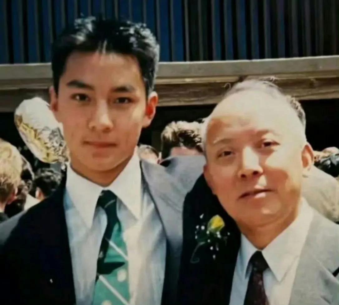 你能认出来这位与父母合影的大帅哥是谁吗？当时他还在上大学，后来成了家喻户晓的大明
