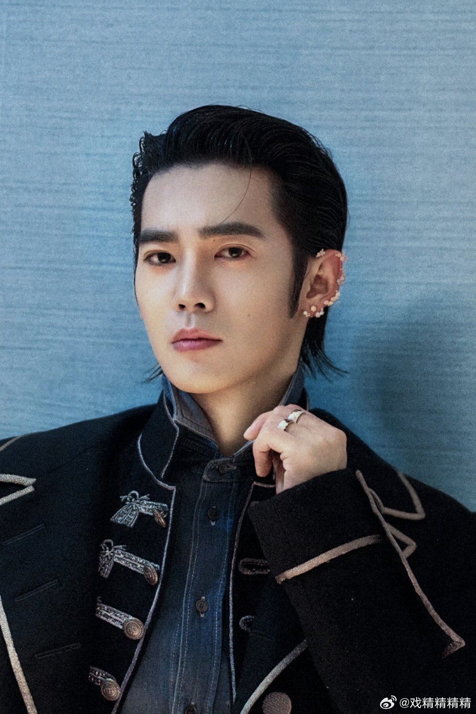 耳朵上不知道带了什么，网友说有那么一点点花里胡哨，你们怎么看？ 