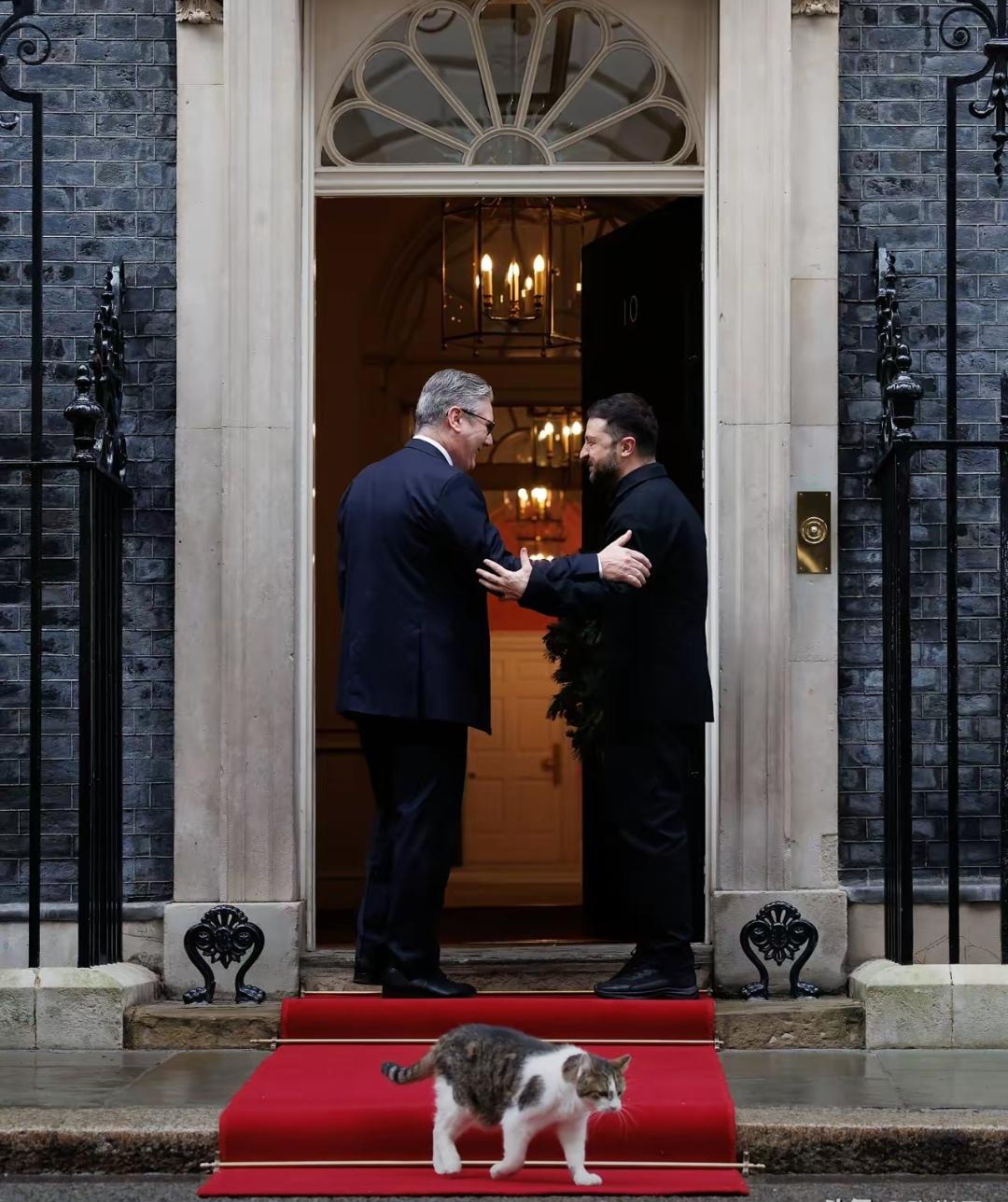 英国首相斯塔默宣布多国司令部将进驻乌克兰。虽然此部署人员并不多，只有70来人，但